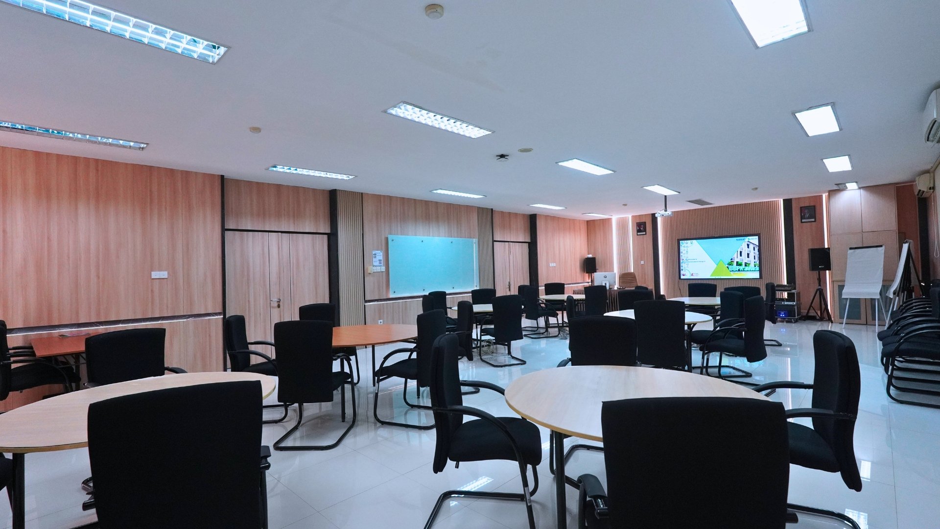 Ruang Kelas Diskusi Interaktif