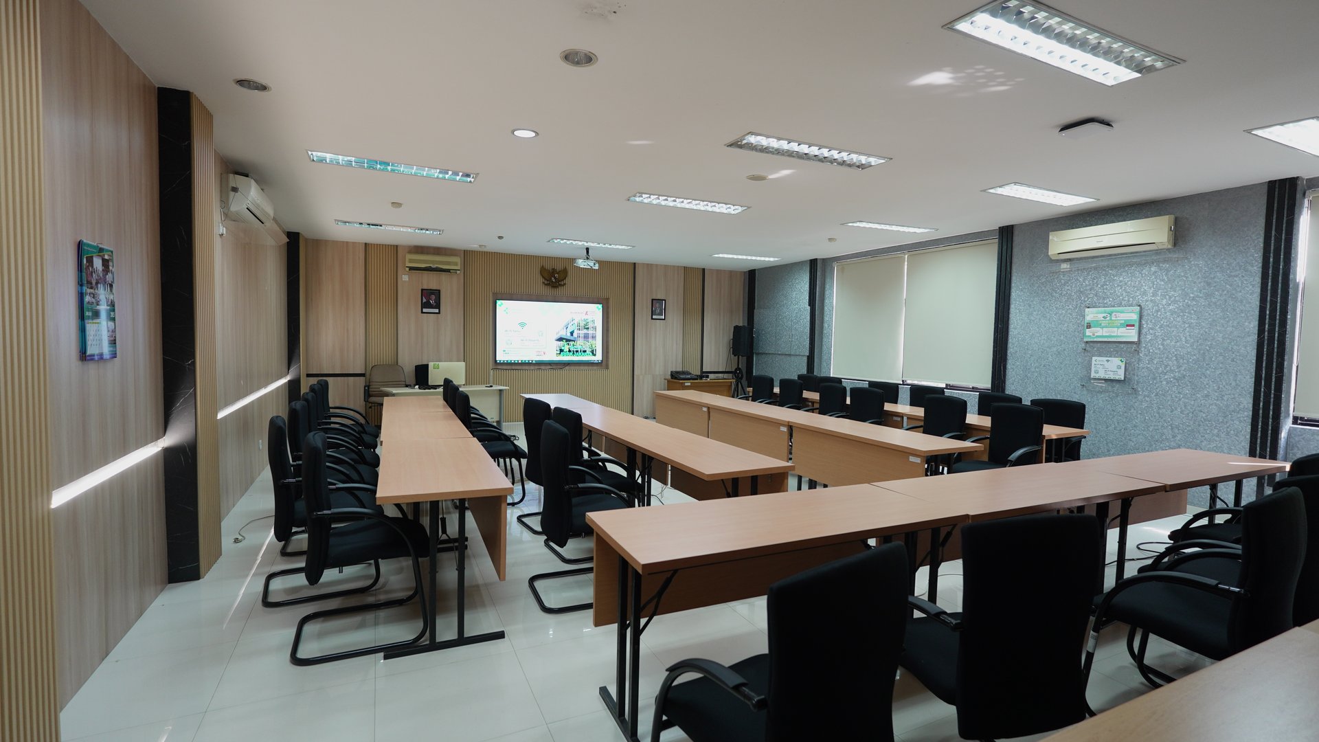 Ruang Kelas Diklat U-Shape Modern